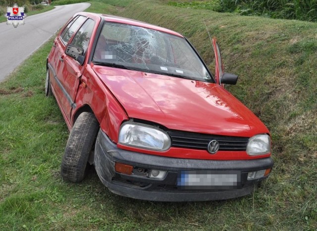 Lipina Stara. 27-latka wylądowała w rowie i dachowała. Jedna osoba trafiła do szpitala