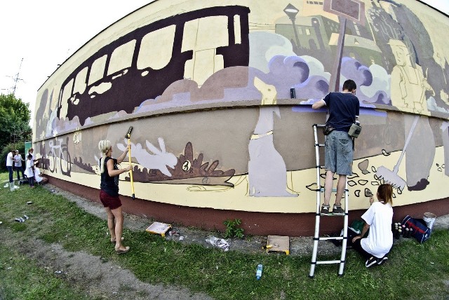 Zabytkowy tramwaj na muralu przy ul. Wschodniej w Toruniu [ZDJĘCIA]