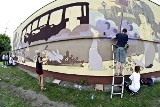 Toruń: Mural przy ul. Wschodniej. Dzieło przedstawia zabytkowy tramwaj [ZDJĘCIA]