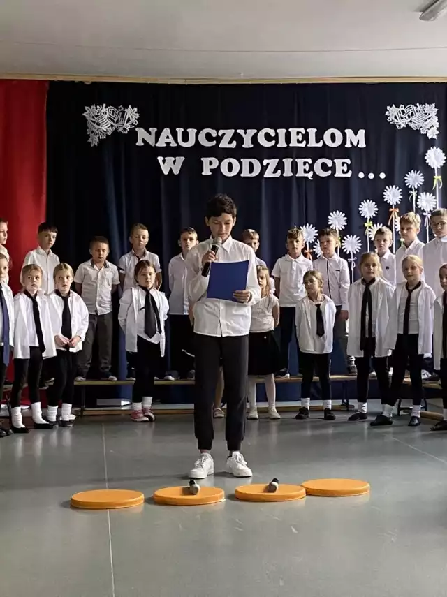 Dzień Edukacji Narodowej w Szkole Podstawowej numer 5 w Jędrzejowie. Zobacz na kolejnych slajdach jak uczniowie podziękowali swoim nauczycielom