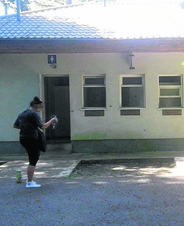 Od środy przy plaży w Zieleniewie, na terenie zielonym, naprzeciw wieży ratowniczej miały stać dwie przenośne toalety.