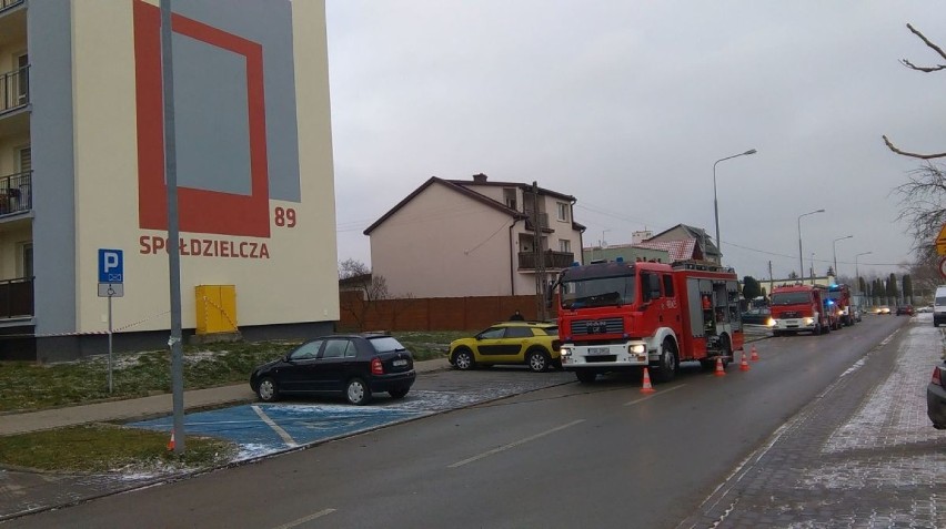 Pożar w bloku przy ulicy Spółdzielczej w Skarżysku. Trzy osoby poszkodowane, sześć ewakuowanych