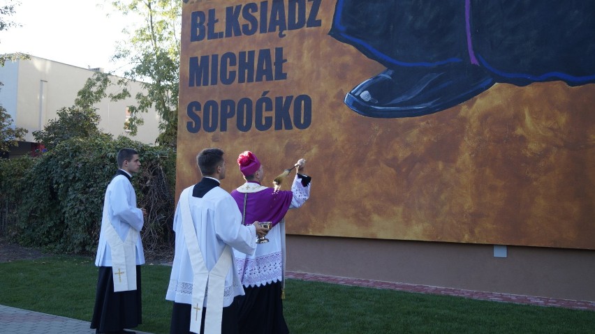 Mural z wizerunkiem ks. Sopoćki poświęcony. Zobacz zdjęcia z uroczystości (foto, wideo)