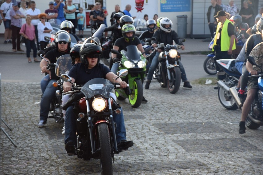 Parada motocykli podczas festynu "Spotkajmy się na św. Jakuba" w Bakałarzewie . Na rynku zaroiło się od motocykli [Zdjęcia]