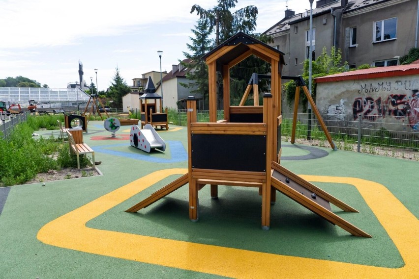 Kraków. Place zabaw z widokiem na sanktuarium. Powstały nad Trasą Łagiewnicką