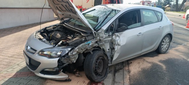 Wypadek na DK 79 w Młoszowej. Samochód osobowy zderzył się z busem