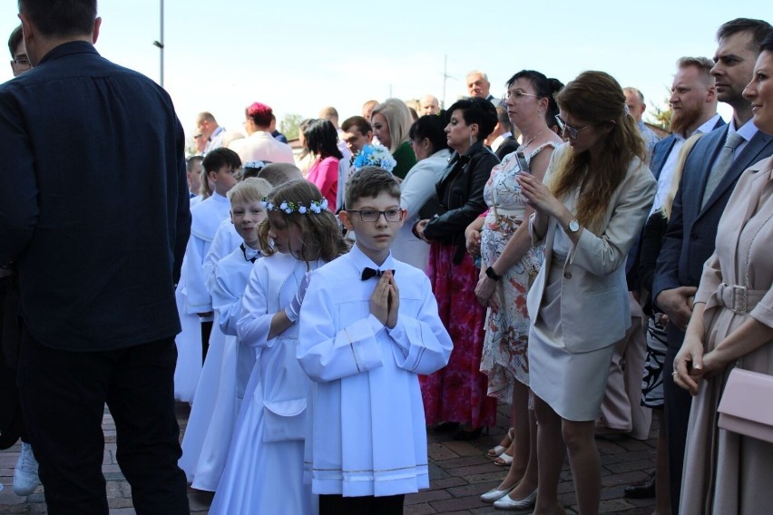 Pierwsza Komunia Święta w parafii Michała Archanioła w Ostrowcu Świętokrzyskim. Piękna i uroczysta msza święta. Zobacz zdjęcia