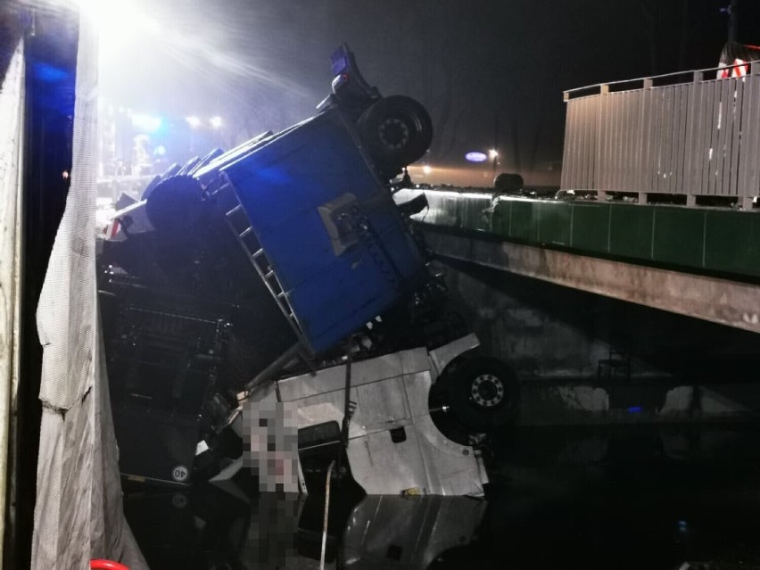 Kotowo: Wypadek na drodze krajowej nr 32. Ciężarówka wpadła do Mogilnicy [AKTUALIZACJA]