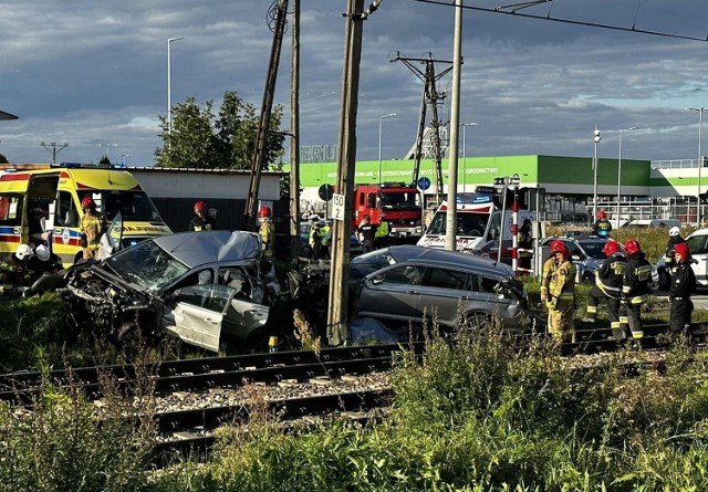 Bardzo groźny wypadek na przejeździe kolejowym w podwrocławskim Mirkowie