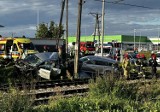 Groźny wypadek na przejeździe kolejowym. Dwa auta zderzyły się z pociągiem towarowym!