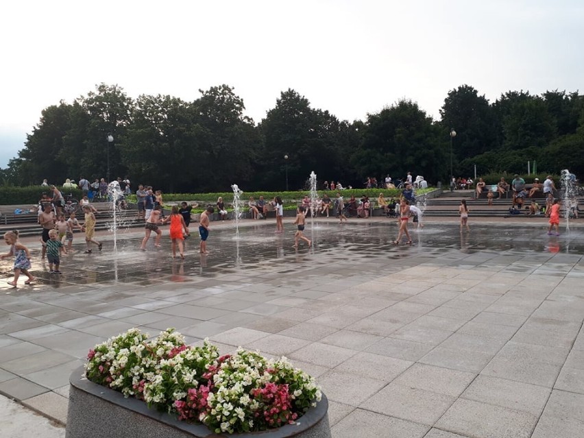 Kolorowa fontanna w parku Bródnowskim. Nowa atrakcja dla mieszkańców już działa i cieszy się ogromną popularnością 