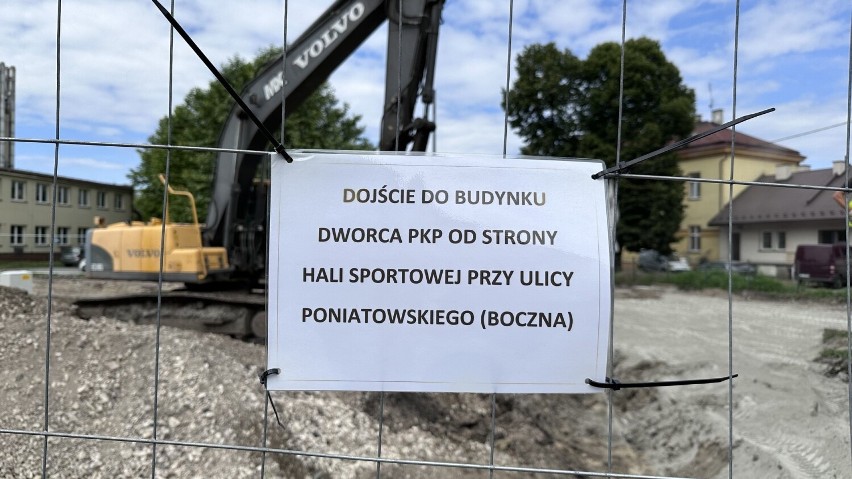 Ogromne utrudnienia w Bochni w rejonie dworca PKP, ulica Poniatowskiego nieprzejezdna z powodu budowy węzła przesiadkowego. Zobacz zdjęcia