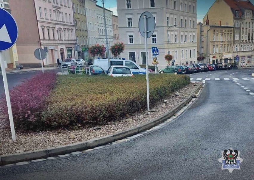 Mistrz parkowania ekstremalnego zaparkował samochód w centrum miasta na klombie