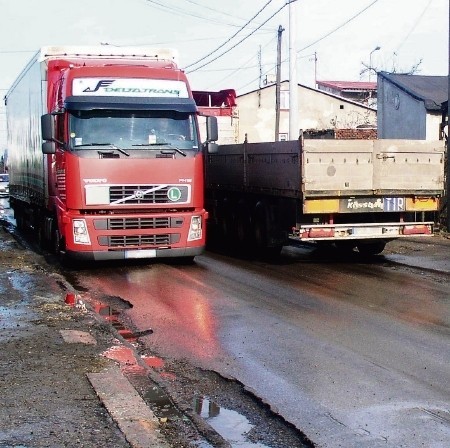 Ulicą Tworzeń codziennie przejeżdża ponad 300 kilkudziesięciotonowych tirów