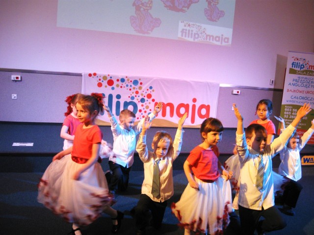 Przedszkolaki pokazały na scenie, że potrafią tańczyć, śpiewać i grać na instrumentach