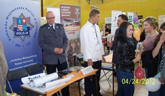 Policjanci zaprezentowali się na Targach Pracy w Sandomierzu