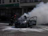 Samochód spalił się na płockim parkingu. Policja prowadzi postępowanie [ZDJĘCIA]