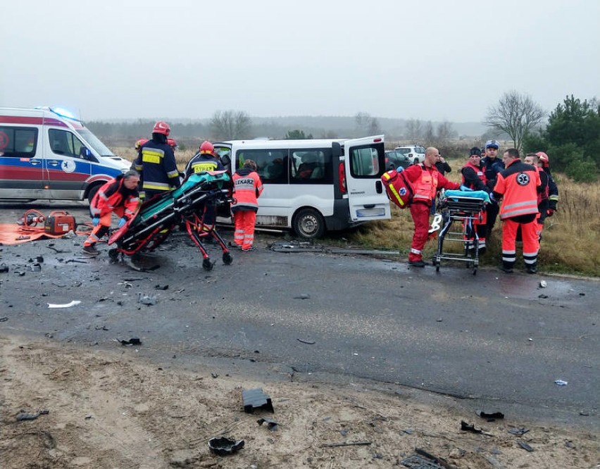 21 listopada. Zderzenie busa z autem osobowym na ul....