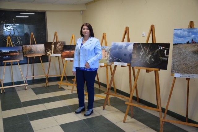 Członek zarządu powiatu Dorota Duda zorganizowała wystawę zdjęć pokazujących piękno Konecczyzny w budynku Starostwa Powiatowego