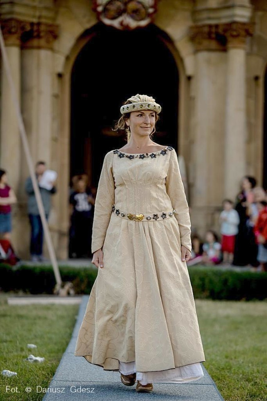 Pokaz mody historycznej w Zamku Książ