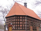 Gmina Nowy Staw. Kościół św. Wojciecha w Świerkach z nowych dachem 