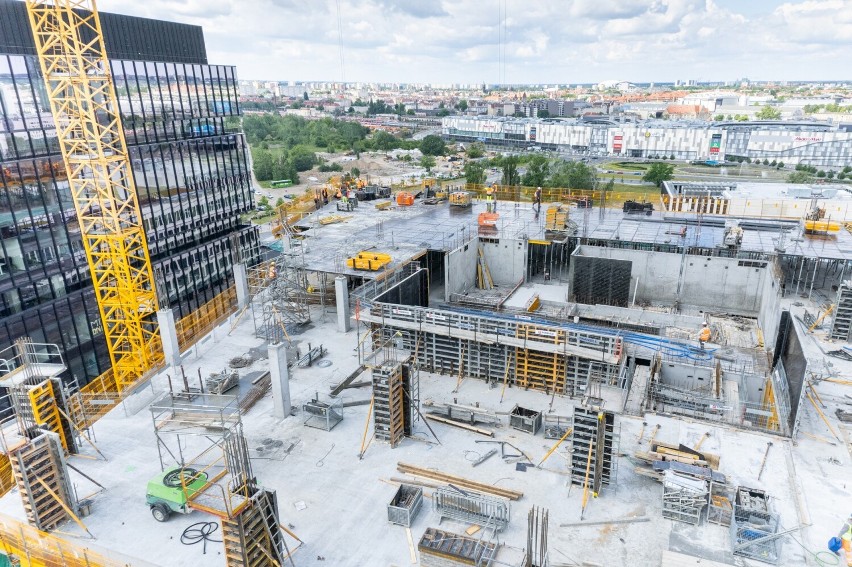 Rozbudowuje się kolejny budynek Nowego Rynku na poznańskiej...