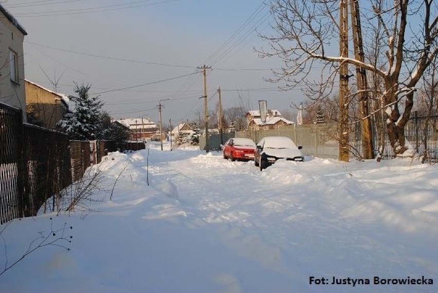 Samochody i droga zaśnieżona. Fot: Justyna Borowiecka