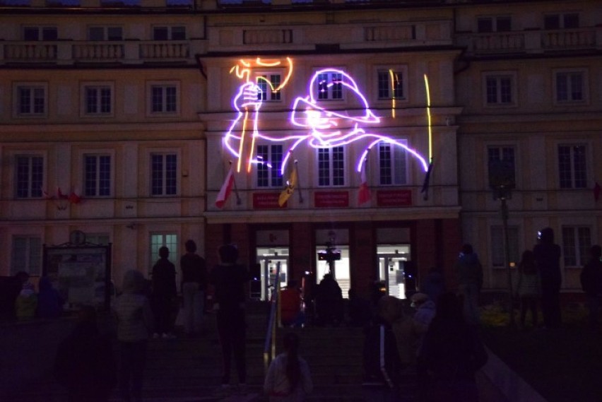 Pruszcz Gdański: Pokaz laserów i mapping przed budynkiem starostwa na 15-lecie Polski w Unii Europejskiej [ZDJĘCIA, WIDEO]