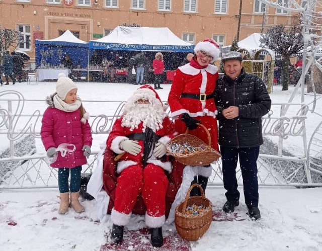 Fotka ze św. Mikołajem - obowiązkowy punkt bożonarodzeniowej imprezy na rynku w Kcyni