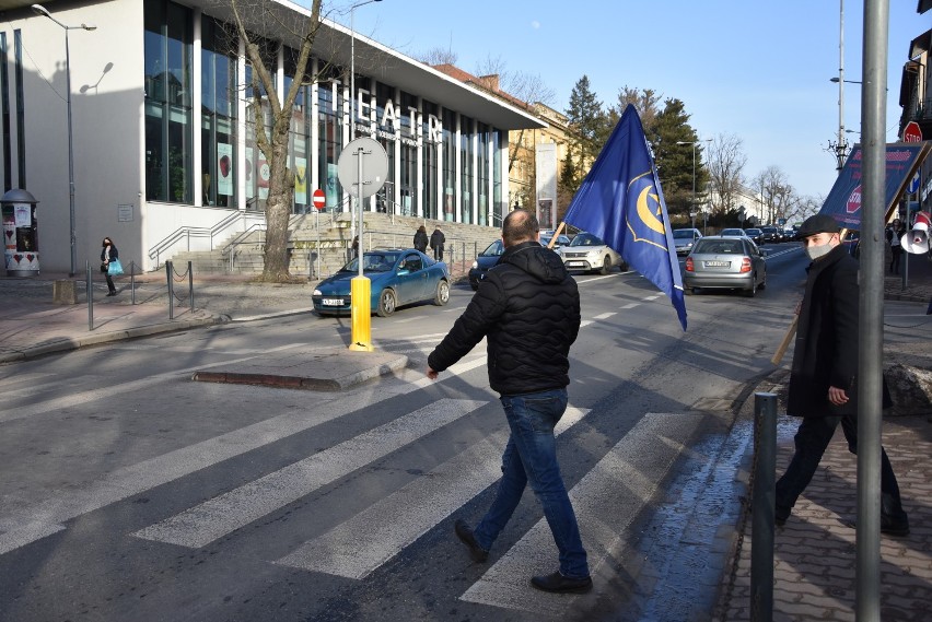 Tarnów. Protest przed urzędem miasta przeciwko planowanym podwyżkom opłat za śmieci. Protestujący blokowali przejście dla pieszych [ZDJĘCIA]