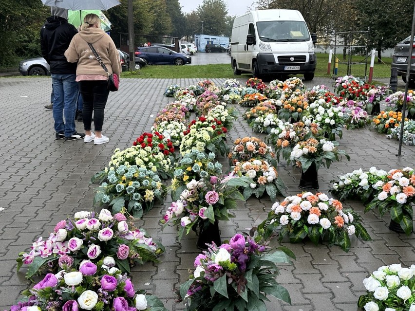 Kompozycje kwiatowe na groby dostępne na targowisku w Radomsku. Komplety nawet do 500 zł! ZDJĘCIA, CENY