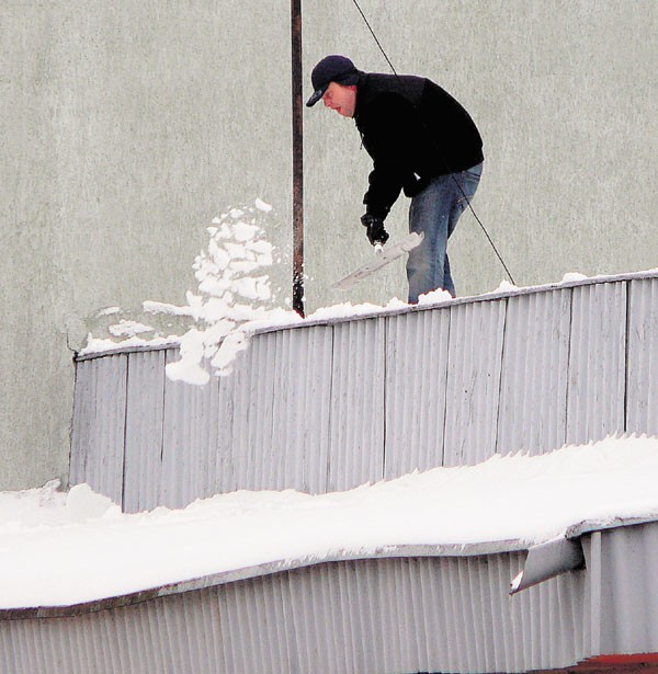 Początek tygodnia upłynął w Skierniewicach na oczyszczaniu dachów z zalegającego, ciężkiego śniegu