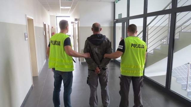 Mieszkaniec gminy Czersk podejrzany o kradzież osobowego volkswagena trafił do policyjnego aresztu i usłyszał już zarzut.