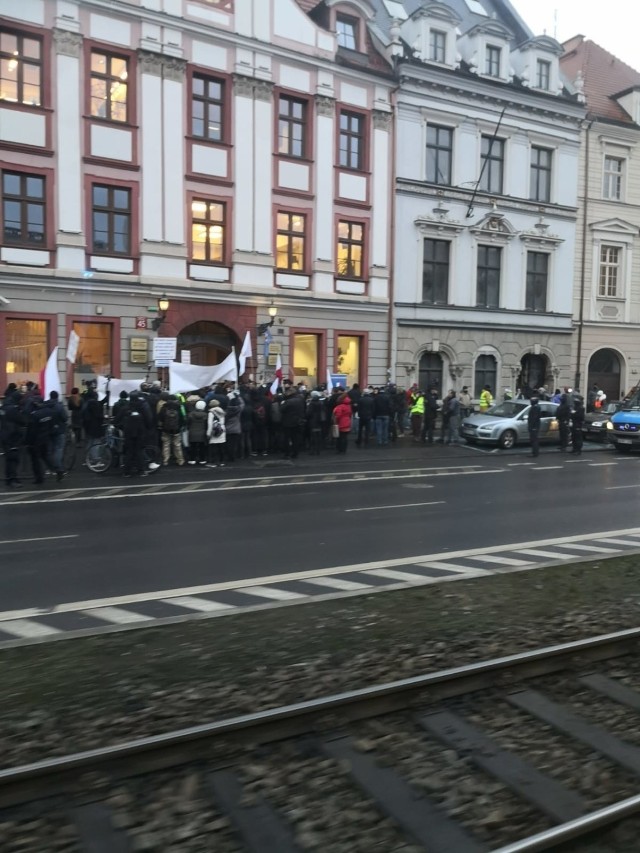 Protest w obronie dr Anny Martynowskiej pod siedzibą Dolnośląskiej Izby Lekarskiej we Wrocławiu 25.01.2021