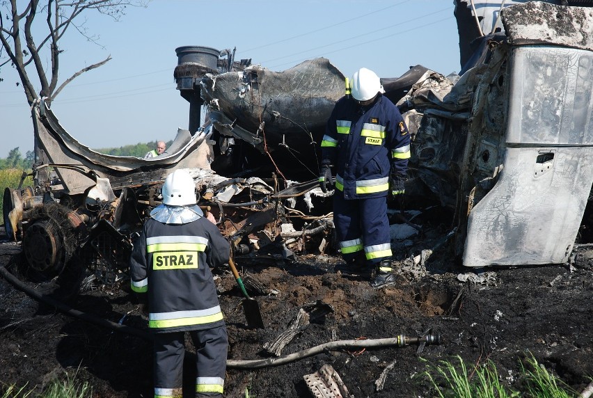 Smolice - Tragiczny wypadek: spaliły się trzy tiry, dwaj kierowcy nie żyją (FOTY)