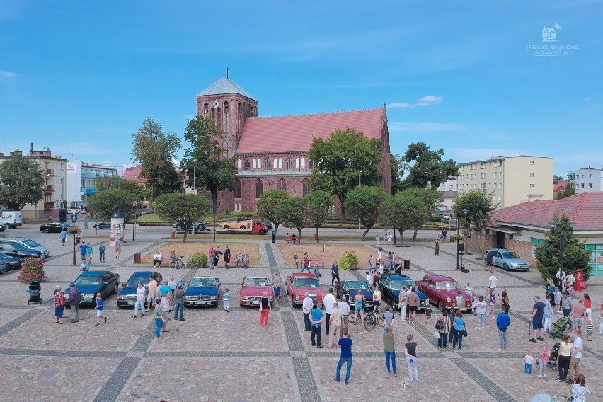 Piękne panie przyjechały mercedesami do Strzelec Kraj.