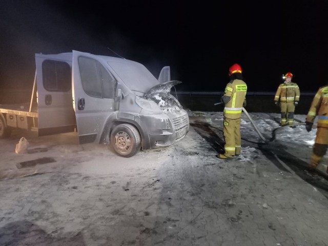 Samochód była zaparkowany na parkingu stacji paliw w Skępem. Na szczęście daleko od dystrybutorów