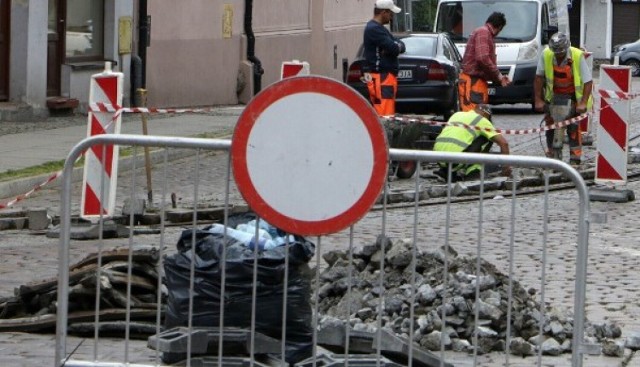 W związku z naprawą torowiska tramwajowego najpierw zamknięto ul. Klasztorną, a teraz fragment ul. Wybickiego