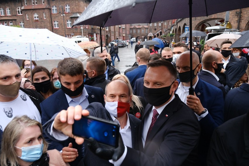 Katowice: Prezydent Duda na Nikiszu. Spóźniony, na spotkaniu ok. 200 osób