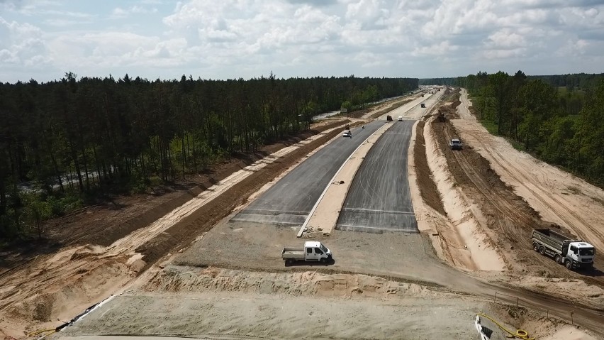 Drogowcy zaczęli już kłaść asfalt na obwodnicy Janowa Lubelskiego. Zobacz zdjęcia