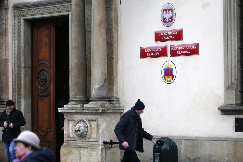 Herb Krakowa dobrze widać na budynku Magistratu. W innych...