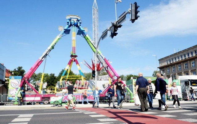 Jedną z głównych atrakcji Winobrania 2021 będzie oczywiście lunapark, który cieszy się dużym zainteresowaniem m.in. młodzieży. Miejsce na Placu Bohaterów oraz przy Centrum Biznesu od kilku lat nazywane jest "Winobraniowym Las Vegas". Dlaczego? Bo fajnie wygląda nocą. Karuzele, kolejki i inne atrakcje mienią się kolorowymi światłami. I mamy dla was dobrą informację, bo lunapark właśnie rozstawia się w Zielonej Górze. Jakie atrakcje w tym roku się pojawią? Zobaczcie!

ZOBACZ FILM: Tak wyglądał korowód winobraniowy 2019:
