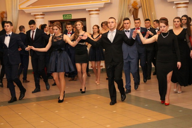 Uczniowe dąbrowskich szkół ponadgimnazjalnych zatańczą polonez na Placu Wolności. Tu polonez uczniów Zespołu Szkół Sportowych