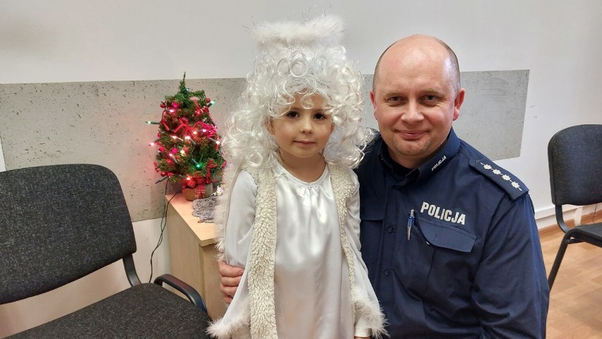 Mały aniołek odwiedził policjantów z Przemyśla [ZDJĘCIA]