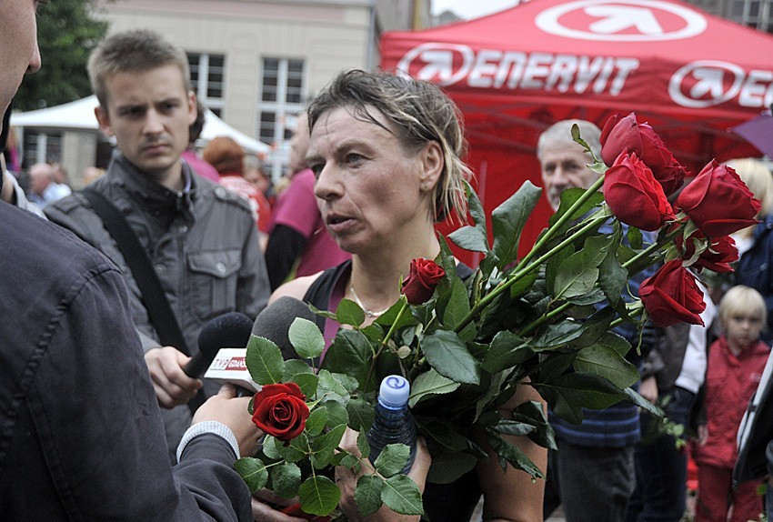 Maraton Solidarności 2012: Protest w imię solidarności. Feministki wręczyły róże biegaczkom ZDJĘCIA