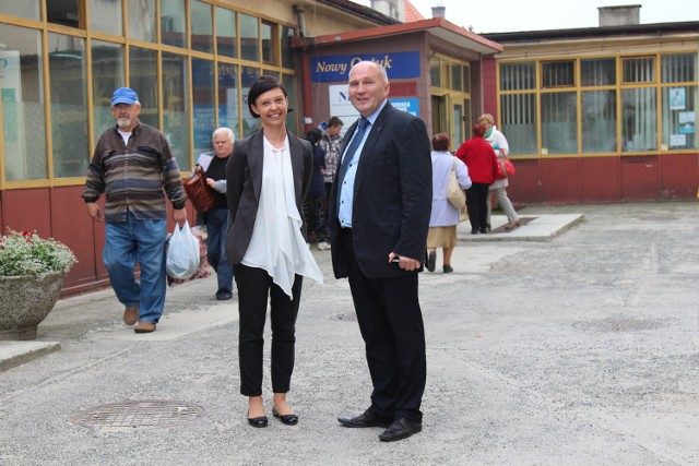Burmistrz Marek Długozima wraz Prezes TCMZ Anną Imielską omawiają harmonogram przygotowań do mającej się rozpocząć modernizacji oraz rozbudowy.