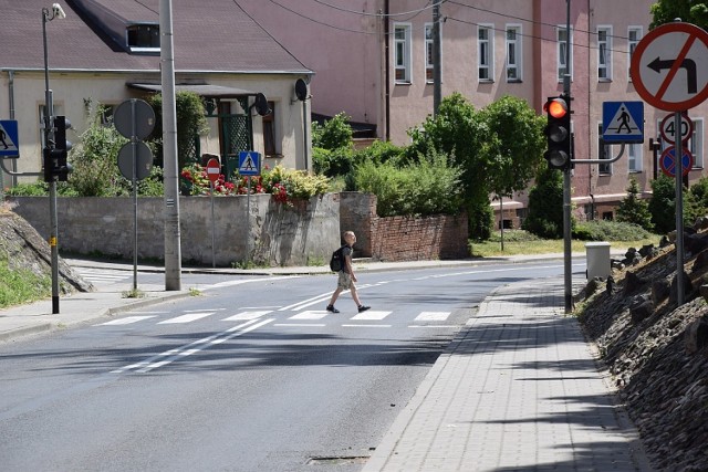 Ze szkoły przy Mickiewicza do tej przy Ogrodowej jest ok. 500 metrów i przejście przez ulicę Mickiewicza. Na szczęście bezpieczeństwo poprawia tam  sygnalizacja świetlna.