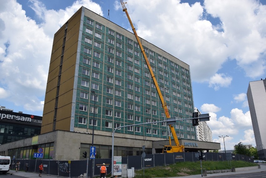 Z dachu dawnego hotelu Silesia ściągnięto neony "Orbis" i...