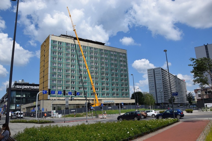 Z dachu dawnego hotelu Silesia ściągnięto neony "Orbis" i...