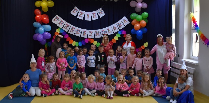 Atrakcyjny Dzień Przedszkolaka w Konopnicy. Dzieci odwiedzili strażacy z Szynkielowa